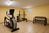 Fitnessraum im Familienhotel Sonne Bezau mit Geräten für das Cardio- und Krafttraining