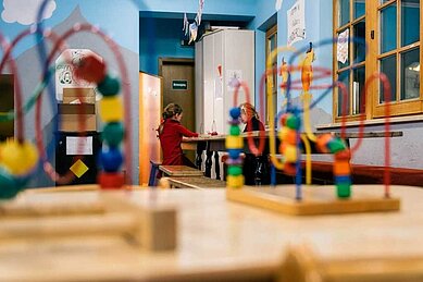 Kinder im Spielzimmer malen im Familienhotel Adler Familien- & Wohlfühlhotel.