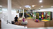 Teenager spielen in der Indoor-Spielhalle im Familienhotel Alphotel Tyrol Wellness & Family Resort in Südtirol.