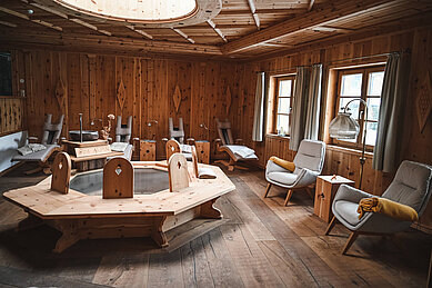 Gemütlicher Ruheraum im Wellnessbereich mit gemütlichen Sitzen im Familienhotel Tirolerhof an der Zugspitze.