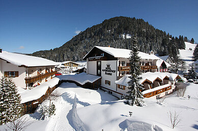 Das Spa- & Familien-Resort Krone im Allgäu im Winter umgeben von bezaubernder Winterlandschaft.