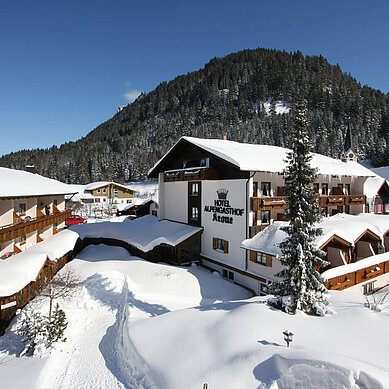 Das Spa- & Familien-Resort Krone im Allgäu im Winter umgeben von bezaubernder Winterlandschaft.