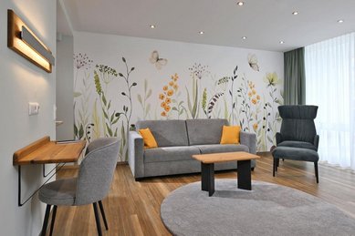 Ein Wohnbereich in einem Familienzimmer im Familienhotel Sonnenhügel im Rhön. 