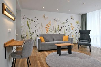 Ein Wohnbereich in einem Familienzimmer im Familienhotel Sonnenhügel im Rhön. 