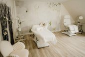 Heller Kosmetikraum im Familienhotel Friedrichshof mit moderner Ausstattung für wohltuende Behandlungen.