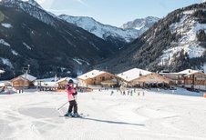 Mädchen auf einer Skipiste in der Nähe des Almfamilyhotels Scherer in Tirol.