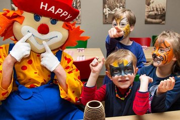 Bunter und sicherer Indoor-Spielbereich im Familienhotel Deichkrone mit weichen Schaumstoffblöcken, einem kleinen gelben Kinderfahrzeug und einem Kriechtunnel, ideal für Spiel und Spaß bei den jüngsten Gästen.
