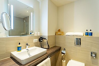 Badezimmer mit Waschbecken und Föhn im Familienhotel Strandkind an der Ostsee