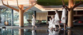 Die ganze Familie genießt im Last Minute Familienurlaub den familienfreundlichen Wellnessbereich des Hotels.