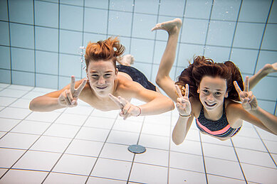 Teenager beim Tauchen im Pool vom Familienhotel Das Bayrischzell