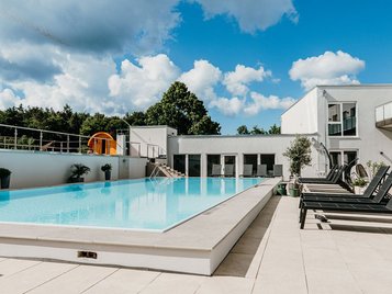 Blick über den ganzjährig geheizten Aussenpool im Familienhotel Friedrichshof in der Fränkischen Schweiz