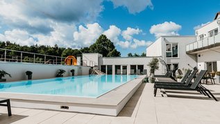 Blick über den ganzjährig geheizten Aussenpool im Familienhotel Friedrichshof in der Fränkischen Schweiz