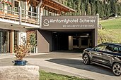 Tiefgaragen-Einfahrt im Familienhotel Almfamilyhotel Scherer in Tirol.