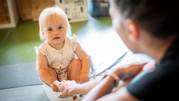 Babyspielecke mit kindgerechten Spielsachen im Familienhotel Elldus Resort im Erzgebirge