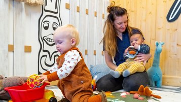 Babyspielecke mit kindgerechten Spielsachen im Familienhotel Elldus Resort im Erzgebirge