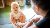 Babyspielecke mit kindgerechten Spielsachen im Familienhotel Elldus Resort im Erzgebirge