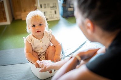 Babyspielecke mit kindgerechten Spielsachen im Familienhotel Elldus Resort im Erzgebirge