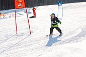 Das Kind lernt schnell in der Skischule Slalom zu fahren im Familienhotel Spa- & Familien-Resort Krone in den Allgäuer Alpen.
