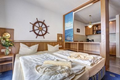das 2 Raum Appartment Familien Wellness Hotel Seeklause an der Ostsee ist sehr gemütlich eingerichtet und lädt die ganze Familie zum verweilen ein. 