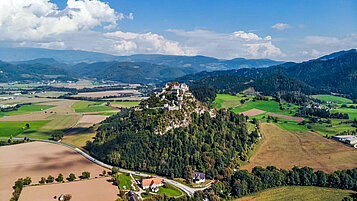 Luftaufnahme von der Burg Hochosterwitz in Kärnten.