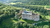 Rhön Ausflugstipps: Auf einem Berg umgeben von Wald thront die "Trimburg" Burgruine 