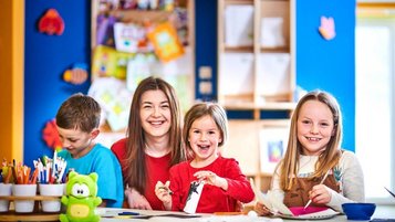 Basteln im Happy-Club mit Betreuerin im Familienhotel Aigo welcome family in Oberösterreich