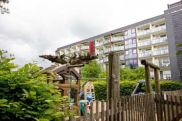 Hotelansicht mit Spielplatz im Familienhotel Am Rennsteig im Thüringer Wald.