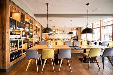 Moderner Restaurantbereich mit gemütlichen Stühlen im Familienhotel Sonnenpark.