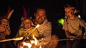 Familie grillt Stockbrot am Lagerfeuer im Familienurlaub im Allgäuer Berghof.