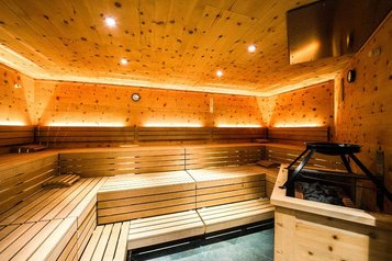 In der großzügigen Sauna entspannt man im Familienhotel Alpura Retreat in Südtirol nach einem aktiven Tag.