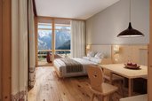 Helles Familienzimmer mit Balkon und Bergblick im Familienhotel Bella Vista in Südtirol.