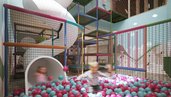 Ein Kind spielt im Bällebad des Softplay-Bereichs im Familienhotel Gorfion in Liechtenstein.