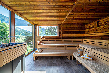Sauna mit großen Panorama Fenstern im Wellnessbereich des Familienhotels Kirchheimerhof in Kärnten.