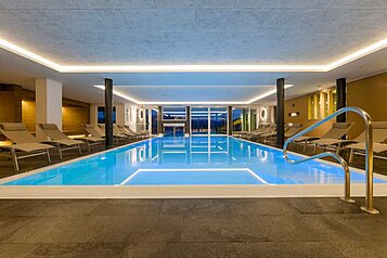 Das Indoor-Schwimmbad im Familienhotel Family Home Alpenhof in Südtirol.