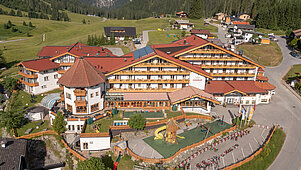 Sommer Luftaufnahme vom Familienhotel Kaiserhof an der Tiroler Zugspitzarena.