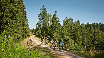 Familie beim Fahrradfahren im Familienurlaub im Schwarzwald.