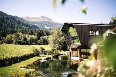 Eingebettet in die Südtiroler Bergwelt liegt das moderne Familienhotel Alpura Retreat direkt am Naturteich.