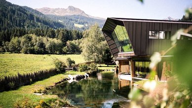 Eingebettet in die Südtiroler Bergwelt liegt das moderne Familienhotel Alpura Retreat direkt am Naturteich.