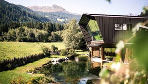 Eingebettet in die Südtiroler Bergwelt liegt das moderne Familienhotel Alpura Retreat direkt am Naturteich.