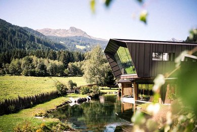Eingebettet in die Südtiroler Bergwelt liegt das moderne Familienhotel Alpura Retreat direkt am Naturteich.