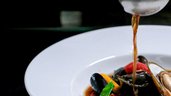 Kulinarisches Abendessen im Familienhotel Egger mit frischem Gemüse, Meeresfrüchten und feiner Sauce.