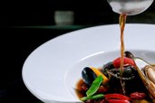 Kulinarisches Abendessen im Familienhotel Egger mit frischem Gemüse, Meeresfrüchten und feiner Sauce.