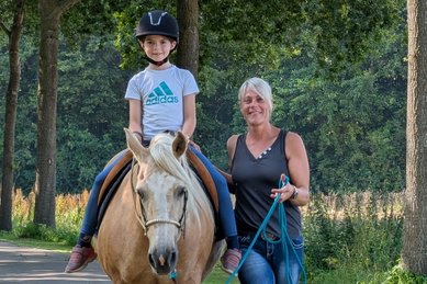 Im Familienhotel Gut Landegge wir mit einem hellen Pferd ausgeritten.