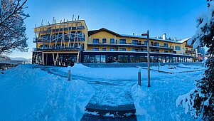 Das Familienhotel Landhaus zur Ohe im Bayerischen Wald im Winter.