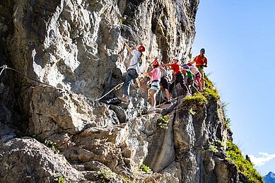 Kinder beim Klettern am Klettersteig in der Nähe vom Familienhotel Bella Vista in Südtirol.
