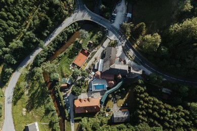 Das Areal des Kinderhotels Bruckwirt in Oberösterreich ist in einer Drohnenaufnahme von oben zu sehen.