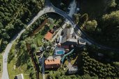 Das Areal des Kinderhotels Bruckwirt in Oberösterreich ist in einer Drohnenaufnahme von oben zu sehen.