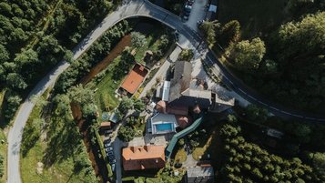 Das Areal des Kinderhotels Bruckwirt in Oberösterreich ist in einer Drohnenaufnahme von oben zu sehen.