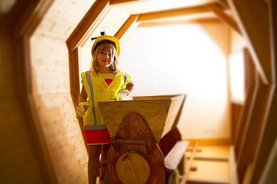 Kind spielt im besonderen Spielbereich "Bergwerk" im Familienhotel Amiamo im Salzburger Land.