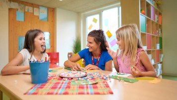 Gemeinsames Kinderbasteln im HappyClub des Schreinerhofs.